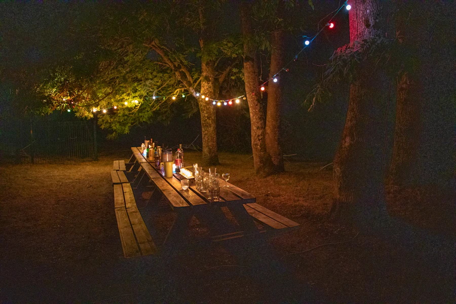 Grande table dehors sous des guirlandes lumineuses